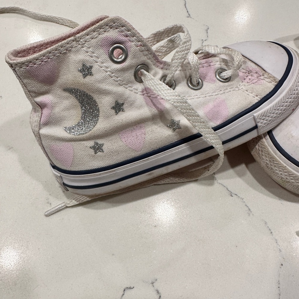 Toddler size 7 converse